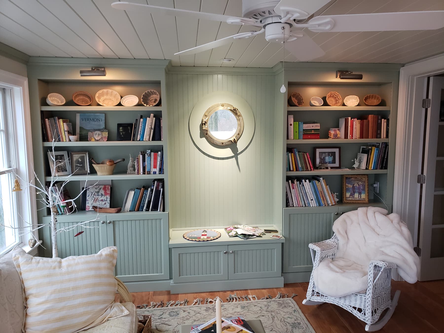 Built-in bookcase cabinetry by Plaistow Cabinet